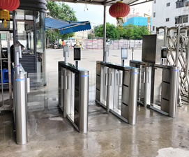  深圳工廠大門口室外擺閘機(jī)案例