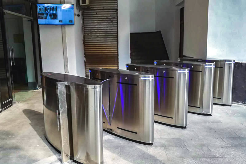 人行翼閘也被廣泛應(yīng)用于社區(qū)、出入境關(guān)口、景區(qū)檢票、游泳館等