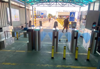 智慧小區(qū)人臉識別通道閘機(jī)系統(tǒng)_閘機(jī)廠家