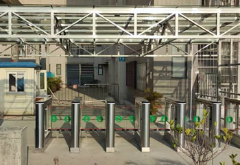 防撞擺閘閘機(jī)多少錢一臺(tái)？